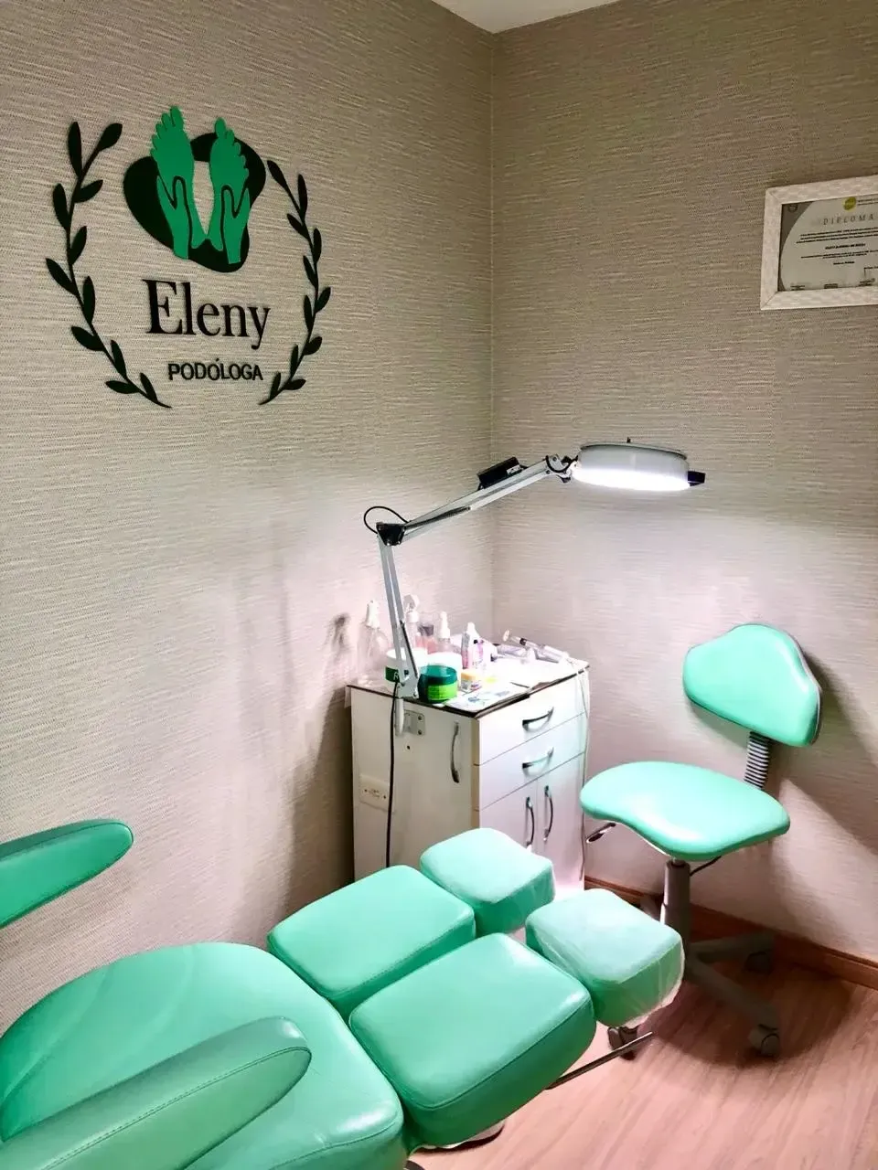 Consultório da Eleny Podóloga, ambiente completo com diploma na parede