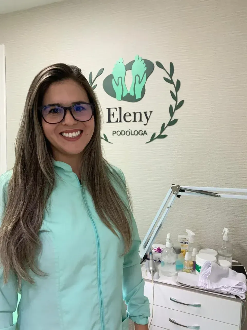 Eleny, podóloga, em atendimento no consultório em Alphaville